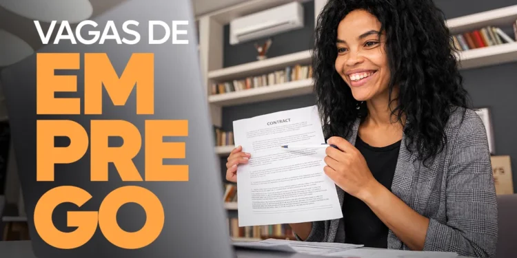 Mulher mexendo no notebook com expressão alegre.