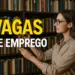 Mulher de óculos pegando um livro em biblioteca, ao lado do texto 'Vagas de Emprego'.