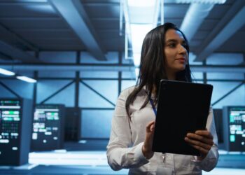 Interface exibindo formulário de geração de atributos para imagens.