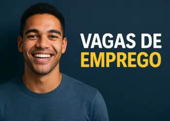 Homem sorridente ao lado do texto 'Vagas de Emprego'.