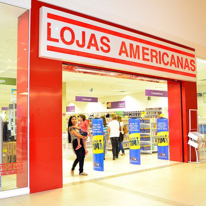 Pessoas entrando e saindo da entrada principal das Lojas Americanas em shopping.