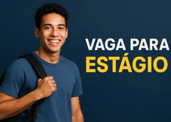 Jovem sorrindo com mochila e texto 'Vaga para Estágio'.
