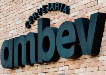 Fachada da Cervejaria Ambev com letras em destaque