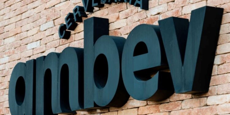 Fachada da Cervejaria Ambev com letras em destaque