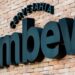 Fachada da Cervejaria Ambev com letras em destaque