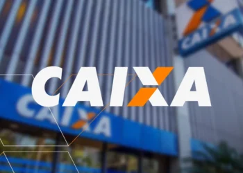 Logotipo da CAIXA em letras brancas com o "X" laranja, em destaque sobre a fachada de um prédio moderno de vidro e metal, representando uma das agências do banco.