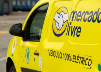 Lateral de van amarela Mercado Livre com destaque para selo de veículo elétrico
