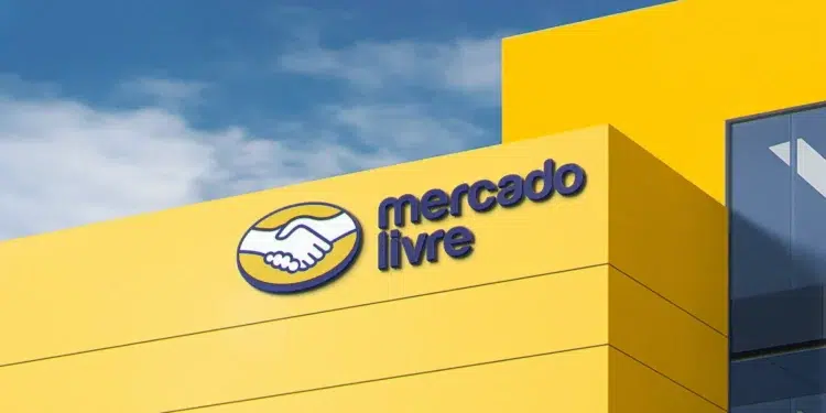 Prédio amarelo do Mercado Livre com logotipo de mãos apertadas e céu azul ao fundo